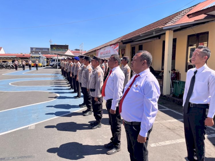 Pimpin Upacara Kenaikan Pangkat 36 Personel, Kapolres Manggarai Berpesan: “Jadikan Setiap Interaksi sebagai Momentum Membangun Kepercayaan Masyarakat”