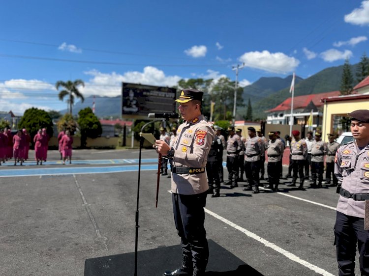 Pimpin Upacara Kenaikan Pangkat 36 Personel, Kapolres Manggarai Berpesan: “Jadikan Setiap Interaksi sebagai Momentum Membangun Kepercayaan Masyarakat”