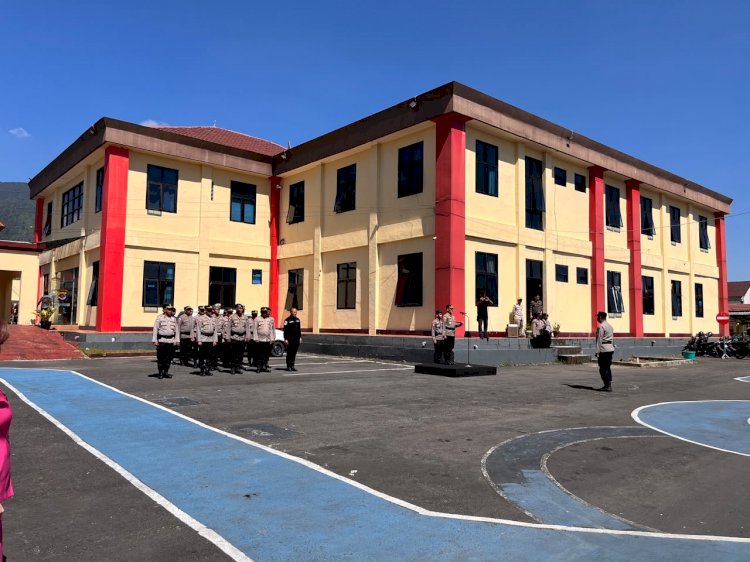 Pimpin Upacara Kenaikan Pangkat 36 Personel, Kapolres Manggarai Berpesan: “Jadikan Setiap Interaksi sebagai Momentum Membangun Kepercayaan Masyarakat”
