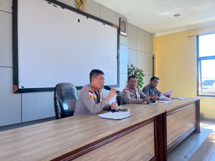 Kapolres Manggarai Berikan Arahan kepada Kapolsek dan Bhabinkamtibmas Jelang Pelaksanaan Pemilihan Kepala Desa
