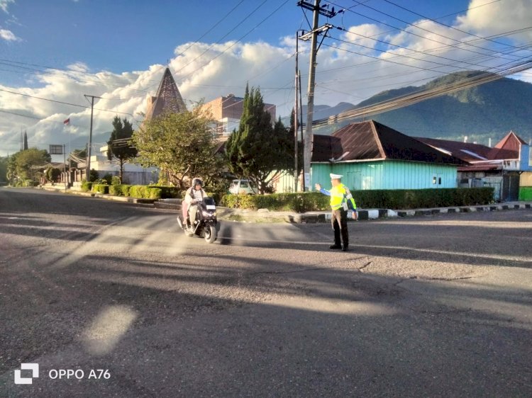 Personel Polres Manggarai Laksanakan Pengaturan Arus Lalu Lintas di Pagi Hari, Wujudkan Pelayanan Prima bagi Masyarakat