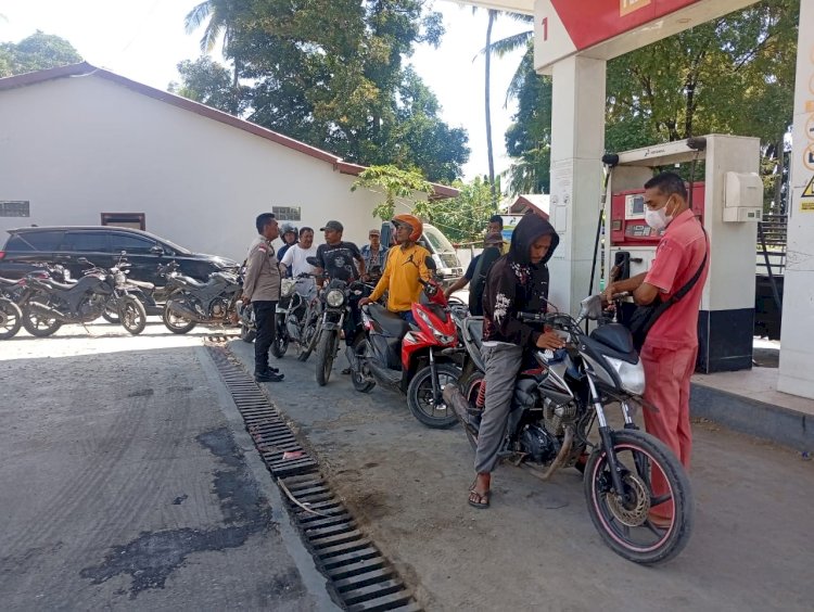 RESPON DAN GERAK CEPAT POLSEK REO, POLRES MANGGARAI ANTISIPASI ANTRIAN PANJANG PENGISIAN BBM DI SPBU REO