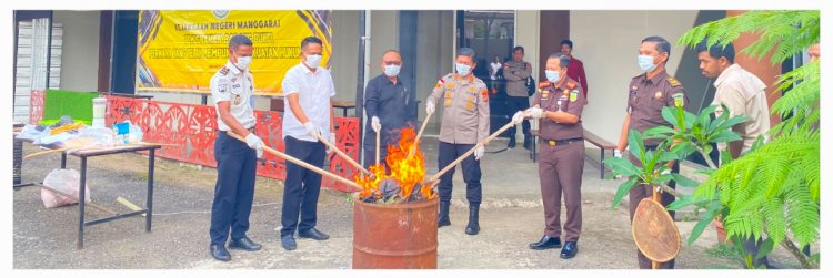 PERKUAT SINERGITAS  DAN KOLABORASI  KAPOLRES MANGGARAI HADIRI PEMUSNAHAN BARANG BUKTI DI KEJAKSAAN NEGERI MANGGARAI