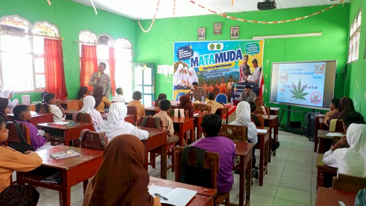 POLISI MASUK SEKOLAH*: _Polres Manggarai Edukasi Siswa Baru MTs Amanah Ruteng tentang Bahaya Bullying, Narkoba, dan Penyalahgunaan Teknologi_