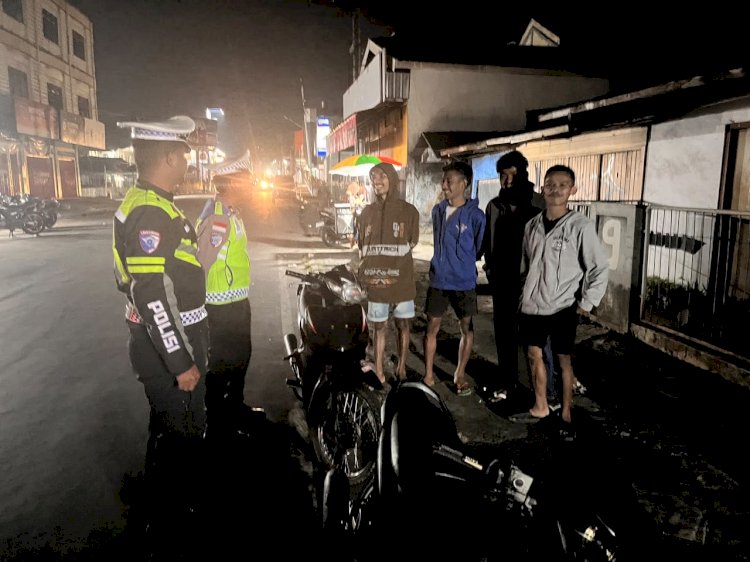 KOMITMEN JAGA KAMSELTIBCAR LANTAS, SATUAN LALU LINTAS POLRES MANGGARAI TINGKATKAN PATROLI MALAM ANTISIPASI BALAP LIAR DAN LAKA LANTAS