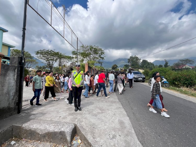 Personel Polres Manggarai Laksanakan Pengamanan Misa Hari Minggu, Wujud Nyata Pelayanan Polri untuk Menjamin Rasa Aman dan Khidmat Beribadah