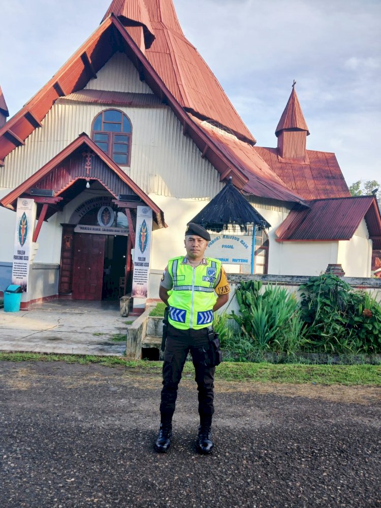 Personel Polres Manggarai Laksanakan Pengamanan Misa Hari Minggu, Wujud Nyata Pelayanan Polri untuk Menjamin Rasa Aman dan Khidmat Beribadah