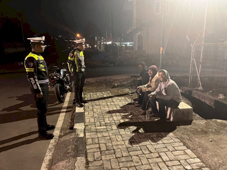 ANTISIPASI GANGGUAN BALAP LIAR DAN POTENSI FATALITAS KECELAKAAN LALU LINTAS, SATUAN LALU LINTAS POLRES MANGGARAI INTENSIFKAN PATROLI MALAM