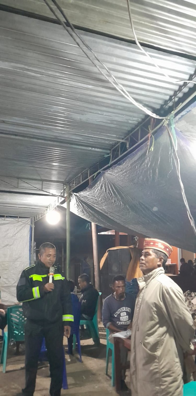 KOMITMEN HADIR DI TENGAH MASYARAKAT, BHABINKAMTIBMAS  RAHONG UTARA  POLRES MANGGARAI PANTAU PESTA SEKOLAH DAN SAMPAIKAN PESAN KAMTIBMAS DI RAHONG UTARA