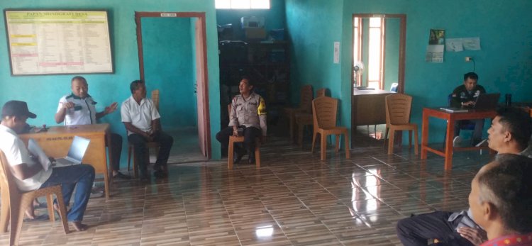 BHABINKAMTIBMAS POLSEK REO PERKUAT SINERGI DENGAN APARAT DESA WATU BAUR DALAM MENJAGA KAMTIBMAS DAN PERSIAPAN HUT RI KE-81