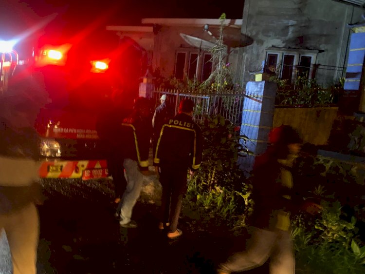 Personel Polres Manggarai Sigap Bantu Padamkan Kebakaran Rumah Warga di Rangkat