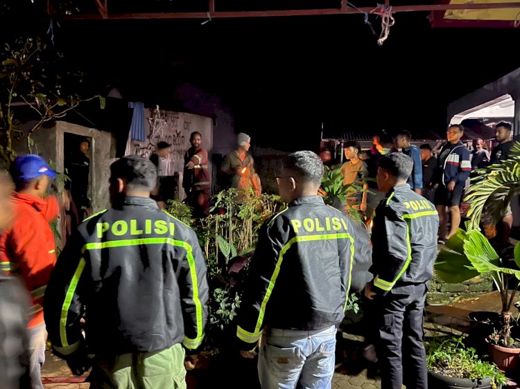 Personel Polres Manggarai Sigap Bantu Padamkan Kebakaran Rumah Warga di Rangkat