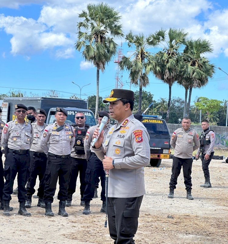 *Kapolda NTT Beri Motivasi Personel Ditsamapta Saat Simulasi Pengendalian Massa*