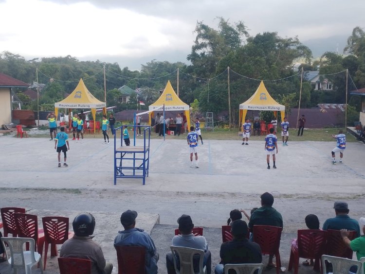 Bhabinkamtibmas Kawal Turnamen Bola Voli Kristus Raja Mbaumuku, Pastikan Pertandingan Berlangsung Aman dan Kondusif