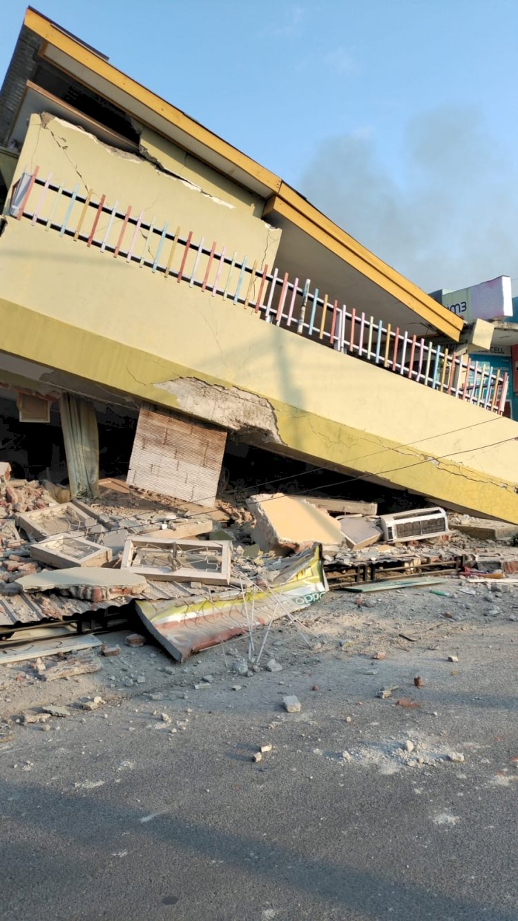 POLSEK REO EVAKUASI DAN BERIKAN BANTUAN KEPADA KORBAN GEMPA, PASTIKAN KEAMANAN SERTA KONDISI WARGA TETAP TERPANTAU