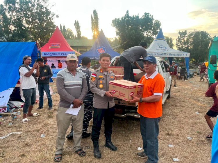 ASTAMAOPS KAPOLRI DIDAMPINGI WAKA POLDA NTT TINJAU PENGUNGSI GEMPA DI REO, SALURKAN 2.500 PAKET BANTUAN