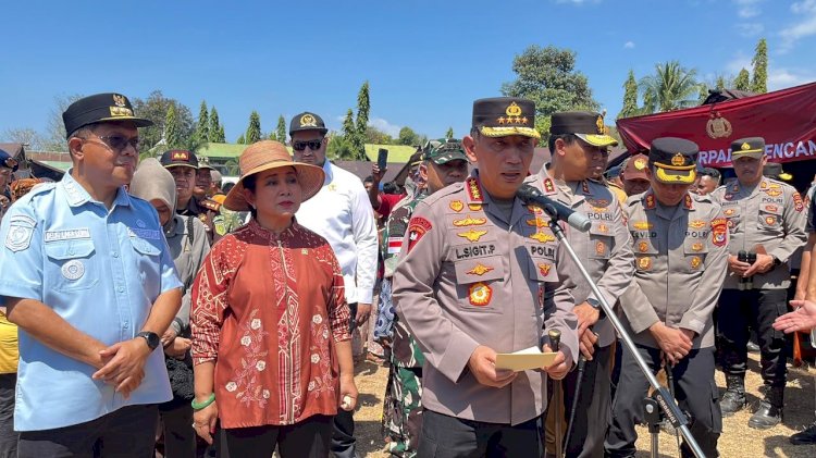 KAPOLRI BERSAMA KETUA KOMISI IV DPR RI TINJAU PENGUNGSI GEMPA DI REOK, SERAHKAN RIBUAN PAKET SEMBAKO DAN KEBUTUHAN PENGUNGSI