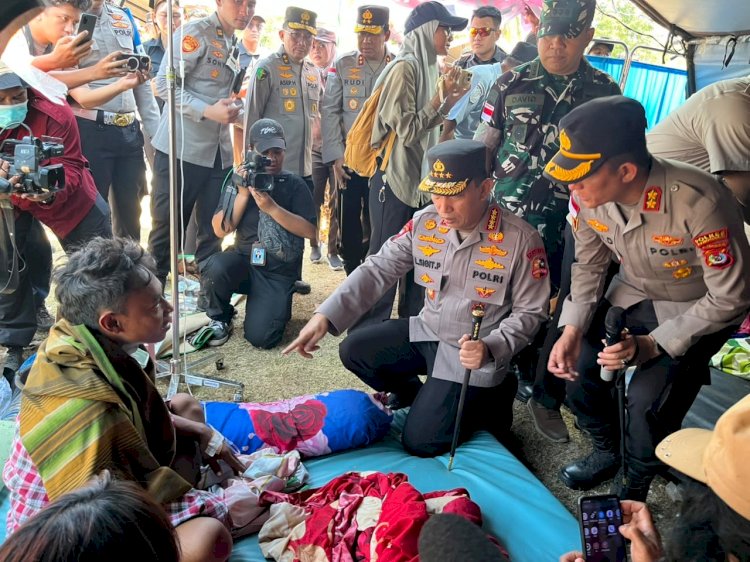 KAPOLRI DAN KETUA KOMISI IV DPR RI KUNJUNGI PENGUNGSI DI BARANG KOLO REO, KAPOLRES MANGGARAI PAPARKAN KONDISI PASCA GEMPA M 7,7 SR