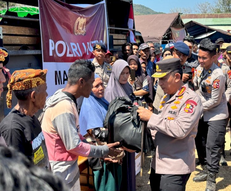 Polri Perkuat Penanganan Gempa NTT, Kapolri Tinjau Lokasi Terdampak dan Serahkan Bantuan*
