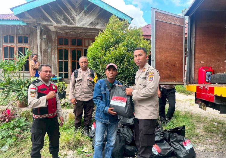 Polres Manggarai Terus Distribusikan Bantuan Polri, 120 Bingkisan Sembako Diserahkan kepada Warga Korban Gempa Di compang dari Rahong Utara.