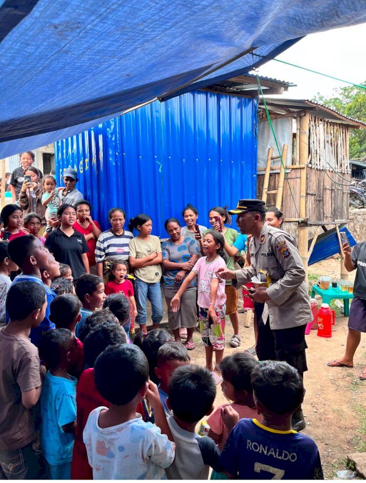 Polres Manggarai Terus Distribusikan Bantuan Polri, 120 Bingkisan Sembako Diserahkan kepada Warga Korban Gempa Di compang dari Rahong Utara.