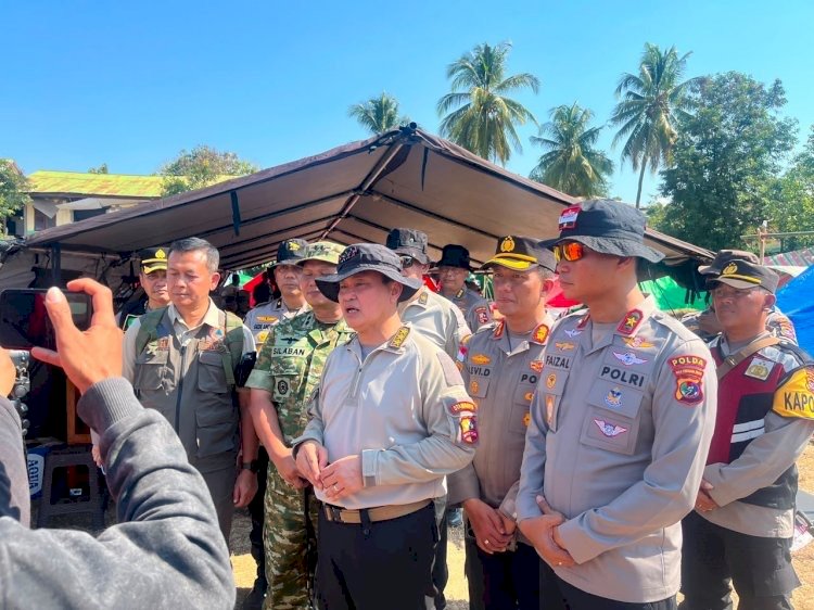 Wakapolda NTT Dampingi Astamaops Kapolri Tinjau Posko Pengungsian Korban Gempa di Reo