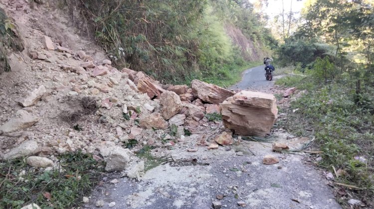 GEMPA SUSULAN PICU LONGSOR DAN RETAK JALAN DI POONG TURENG, POLRES MANGGARAI IMBAU PENGGUNA JALAN WASPADA DAN ALTERNATIF RUTE