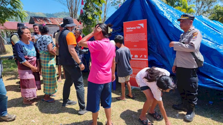 Polri Pantau Penyaluran Makanan dan Minuman bagi Anak Terdampak Gempa di Cibal