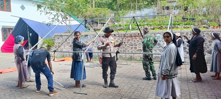 Tanggap Bencana, Bhabinkamtibmas Kelurahan Pau Bersama Unsur Terkait Pasang Tenda Pengungsian