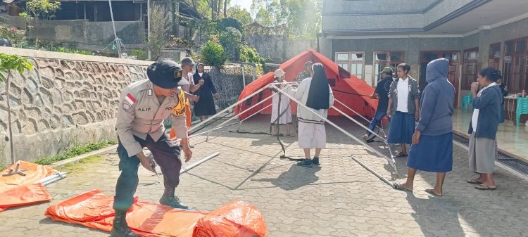 Tanggap Bencana, Bhabinkamtibmas Kelurahan Pau Bersama Unsur Terkait Pasang Tenda Pengungsian