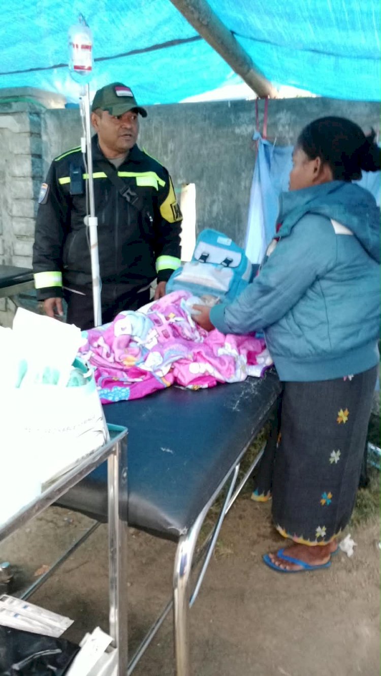 Bhabinkamtibmas Polres Manggarai Bantu Rujuk Bayi Penyintas Gempa yang Mengalami Kejang ke RSUD Ruteng
