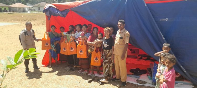 Pastikan Bantuan Tepat Sasaran, Bhabinkamtibmas Kawal Pendistribusian Bantuan BNPB bagi Korban Gempa di Rahong Utara