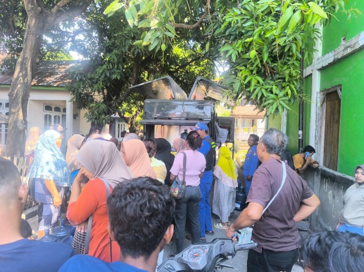 Jamin Pasokan Air Bersih bagi Pengungsi, Kasat Polairud Kawal Pembagian Air Minum untuk Warga Terdampak Bencana