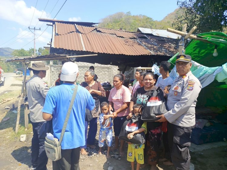 Bantuan Terus Mengalir, Polres Manggarai Salurkan Bantuan Pasca Gempa kepada 40 KK di Reok