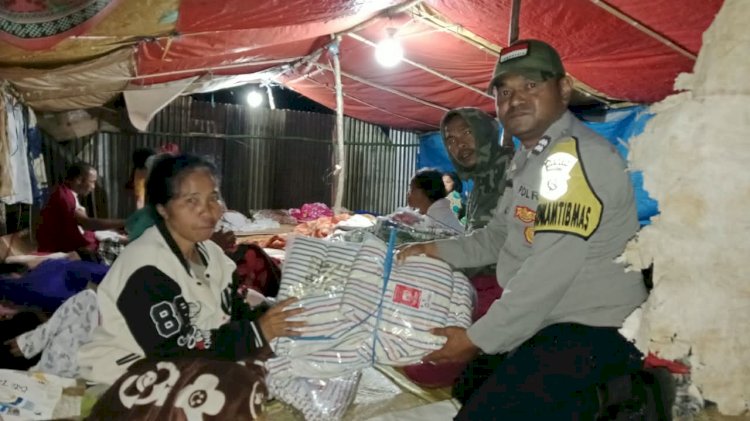 Bhabinkamtibmas Desa Nao Salurkan Bantuan Polda Jateng kepada Warga Terdampak Gempa