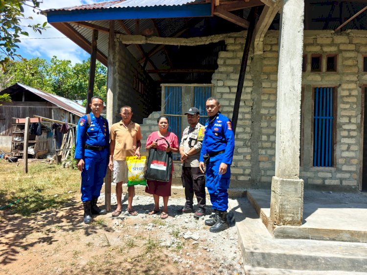 Bhabinkamtibmas Reok Barat Salurkan Bantuan Sembako dari Kapolri kepada Korban Gempa
