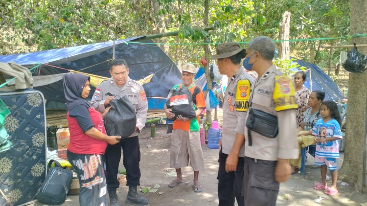 Polisi Pasang WiFi Gratis dan Salurkan Bantuan Logistik bagi Pengungsi Gempa di Reok