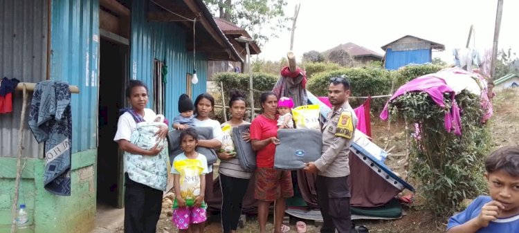 Bhabinkamtibmas Reok Barat Salurkan Bantuan Sembako Kapolri untuk Korban Gempa di Desa Loce
