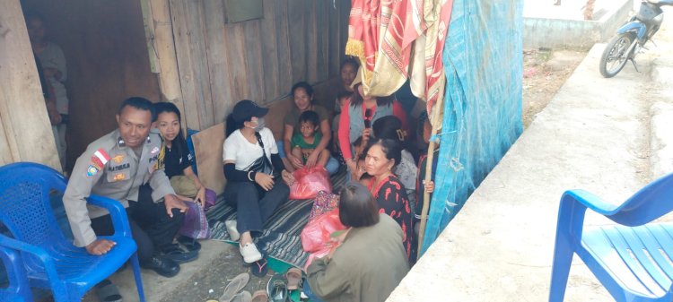 Bhabinkamtibmas Dampingi Relawan Dinkes dan PT Wae Telang Salurkan Bantuan untuk Pengungsi di Compang Tuke