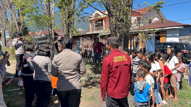 Polwan Polres Manggarai Terus Hadir, Berikan Trauma Healing bagi Anak-anak Terdampak Gempa di Mbaumuku