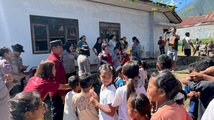 Polwan Polres Manggarai Terus Hadir, Berikan Trauma Healing bagi Anak-anak Terdampak Gempa di Mbaumuku