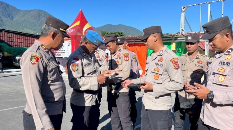 Di Tengah Penanganan Bencana, Polres Manggarai Tetap Pastikan Disiplin dan Kelengkapan Personel