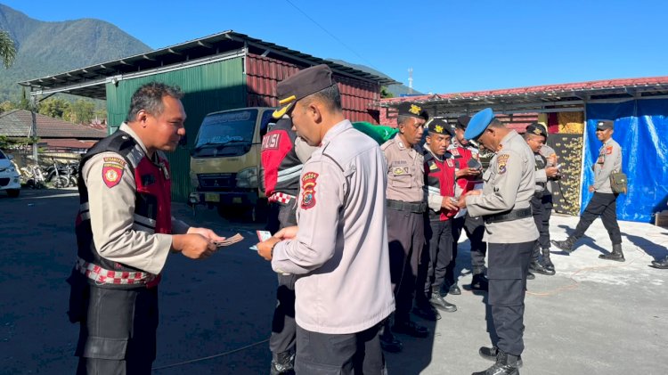 Di Tengah Penanganan Bencana, Polres Manggarai Tetap Pastikan Disiplin dan Kelengkapan Personel