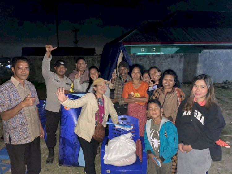 Bhabinkamtibmas Waso Kawal Penyaluran Sembako bagi Warga Terdampak Gempa Bumi