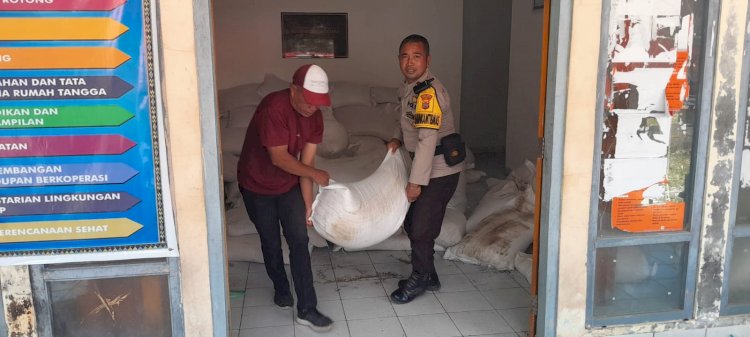 Bhabinkamtibmas Buar Kawal Pendropingan Bansos bagi Korban Gempa di Rahong Utara
