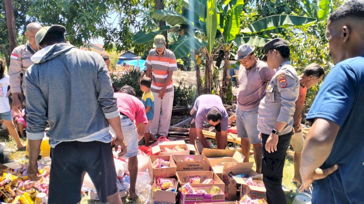 Bhabinkamtibmas Kawal Penyaluran Bantuan Sembako bagi Korban Gempa di Lingkungan Jati