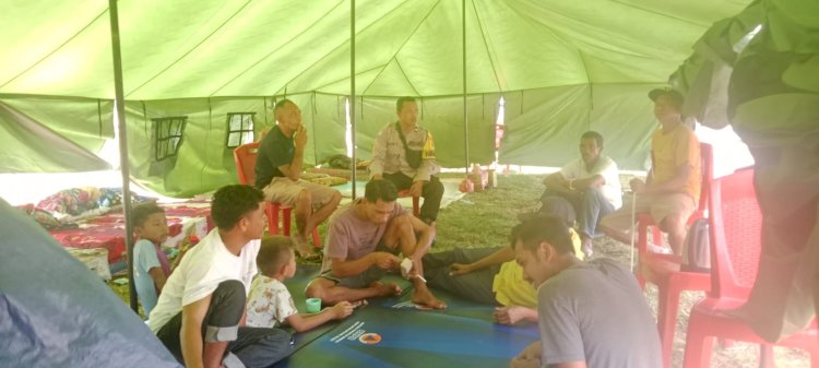Bhabinkamtibmas Wae Ri’i Kawal Penyaluran Bantuan Bencana untuk Warga Desa Wae Mulu