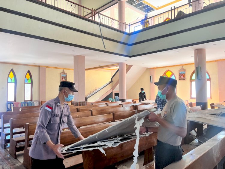 Semangat Gotong Royong Pascagempa, Polres Manggarai Bersihkan Material di Gereja St. Fransiskus Asisi Karot