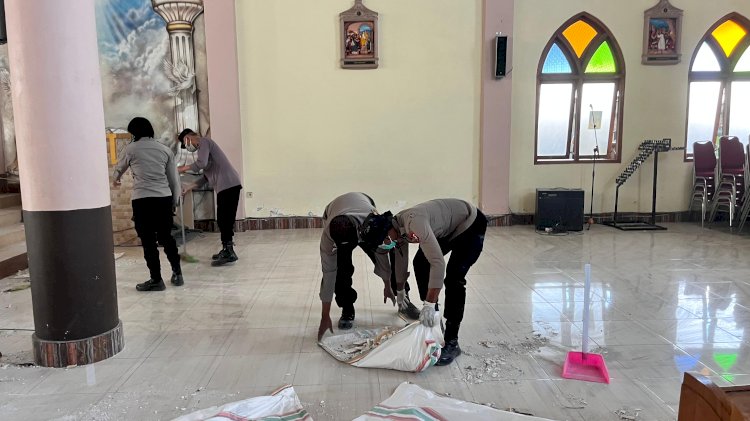 Semangat Gotong Royong Pascagempa, Polres Manggarai Bersihkan Material di Gereja St. Fransiskus Asisi Karot