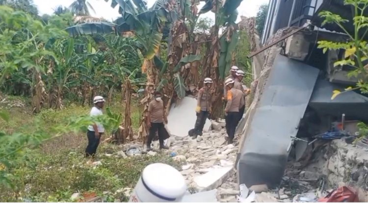 PASCA GEMPA, PERSONEL POLSEK REO BERSAMA BRIMOB BANTU WARGA EVAKUASI MATERIAL BANGUNAN ROBOH